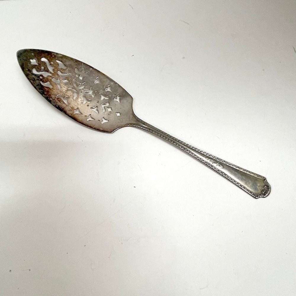 Vintage Peerless Silver Plate Pierced Cake Pie Server Filigree Lift LS14